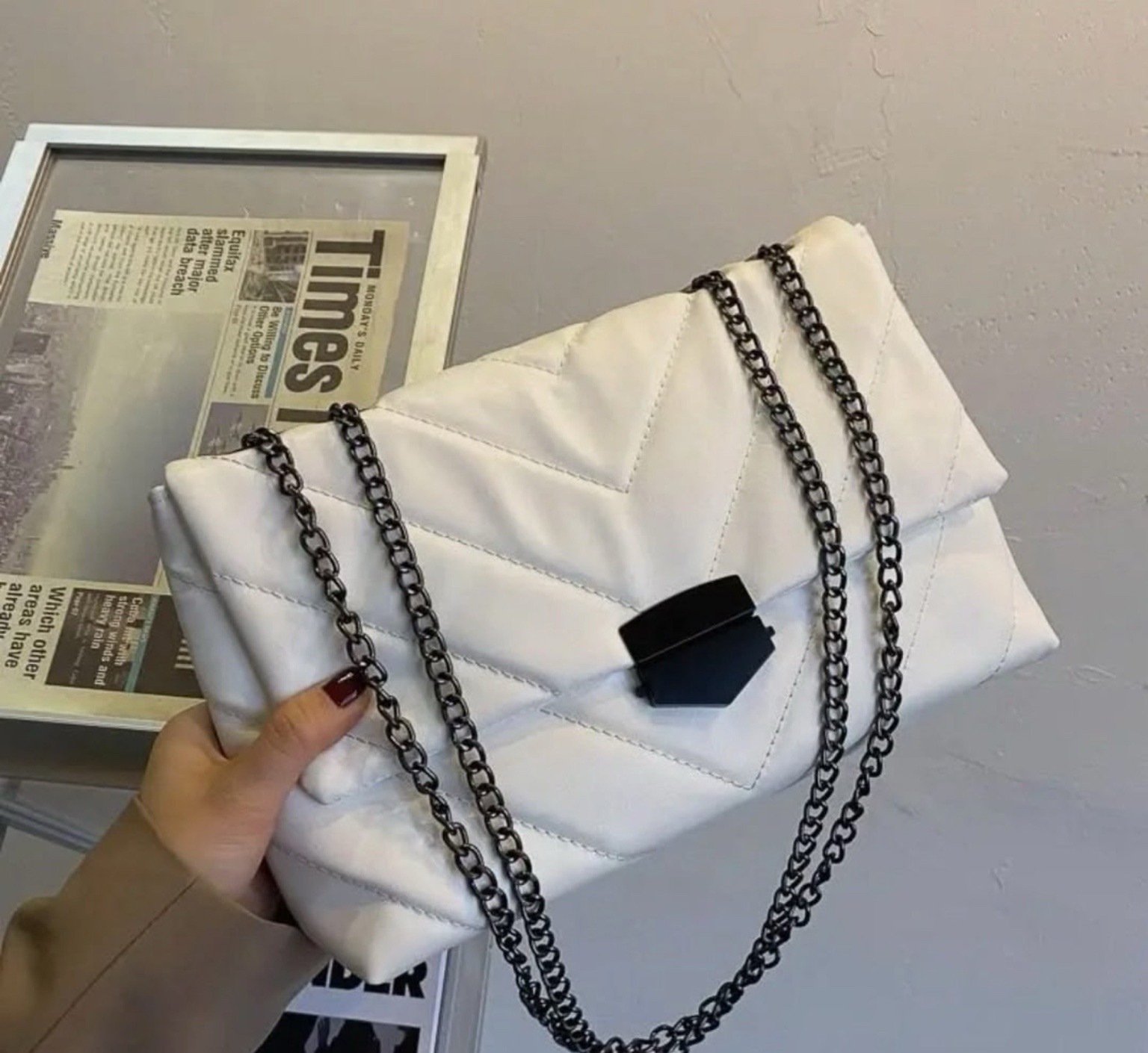 Белая сумка-клатч крупным планом