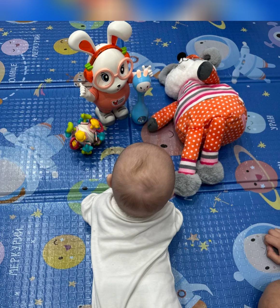 Игрушка Зайка в детской комнате