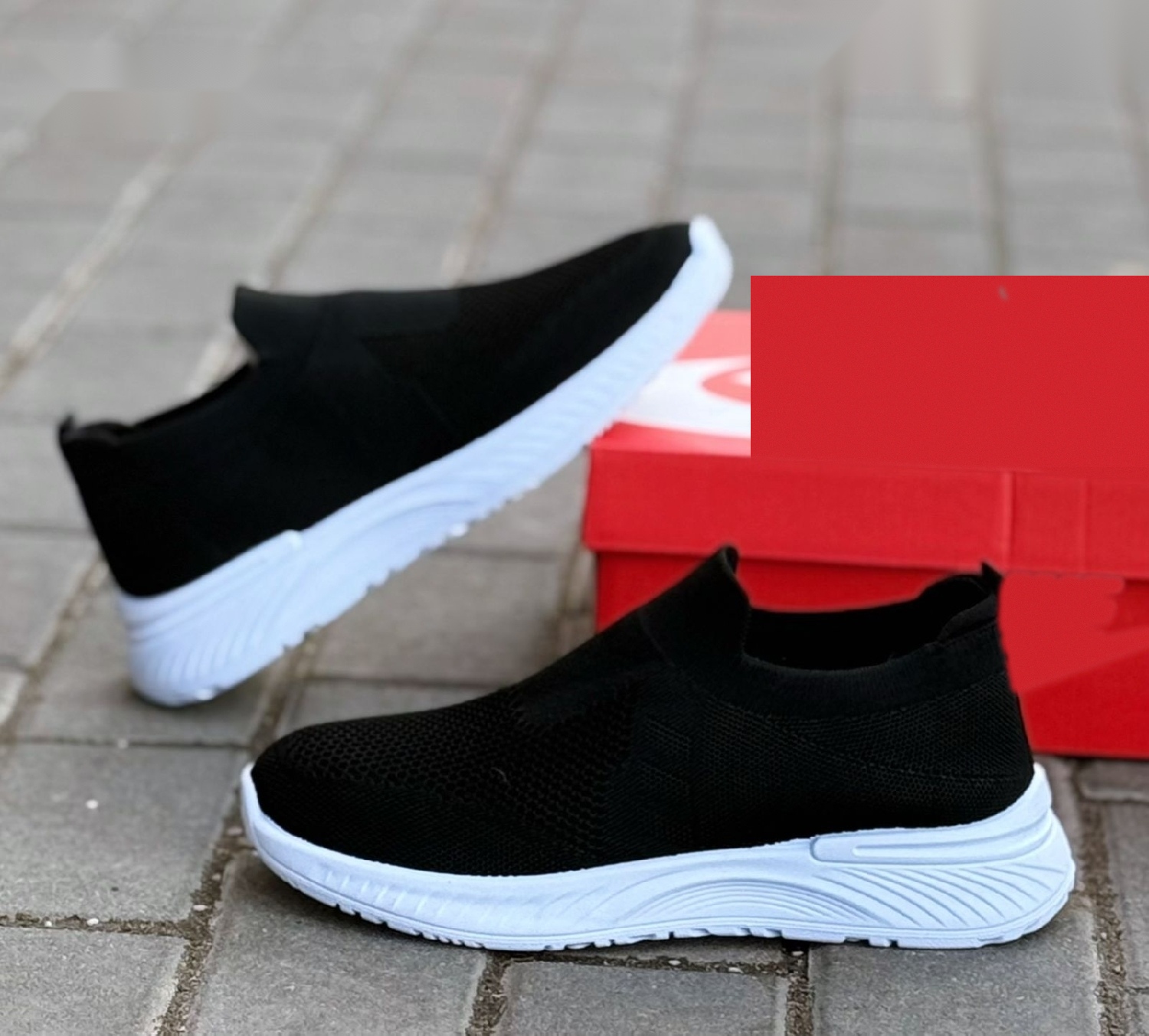 Кроссовки Nike с текстильным верхом на красной коробке
